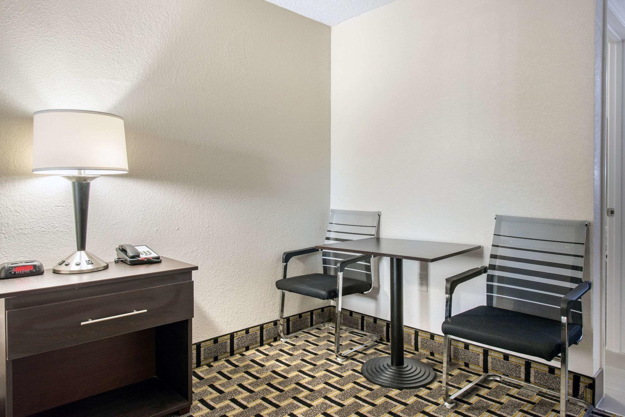 Clarion Inn & Suites Kissimmee-Lake Buena Vista South Exterior foto