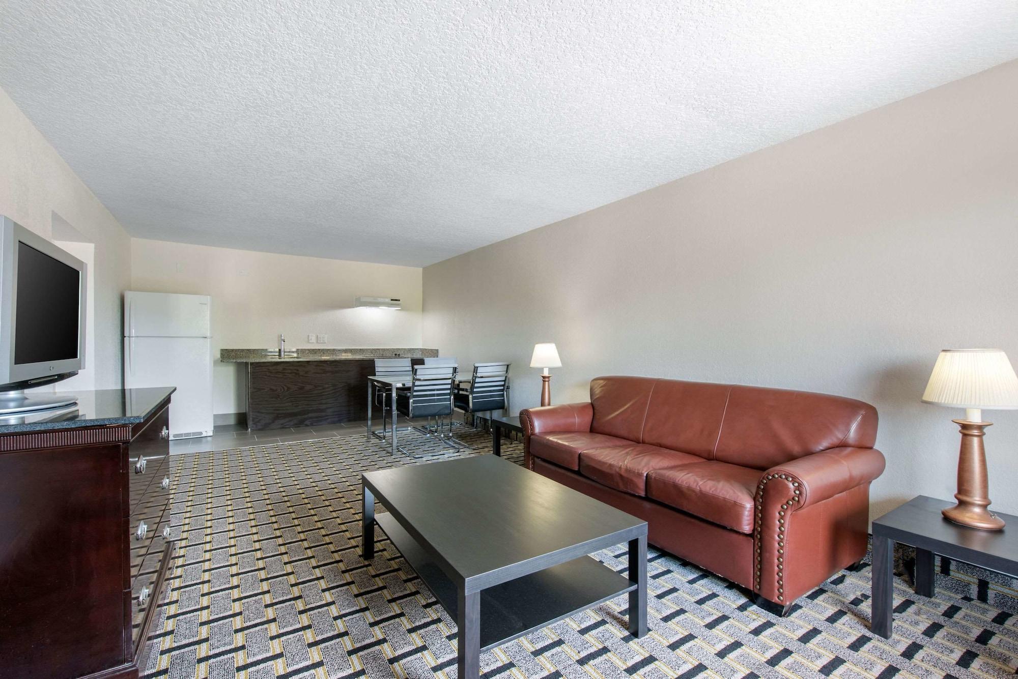 Clarion Inn & Suites Kissimmee-Lake Buena Vista South Exterior foto