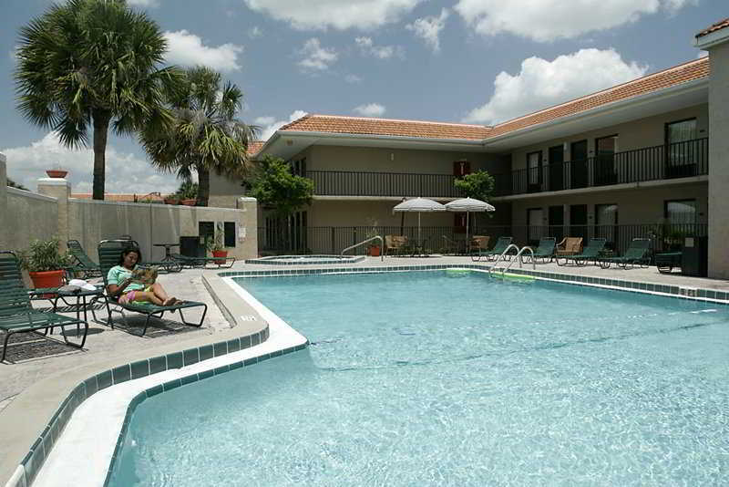 Clarion Inn & Suites Kissimmee-Lake Buena Vista South Exterior foto